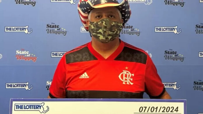 Brasileiro que ganhou R$ 5 milhões em loteria americana recebe o prêmio vestido com camisa do Flamengo