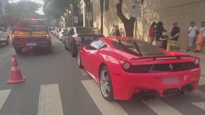 VÍDEO: Ferrari é guinchada após parar em faixa de pedestres no PR; carro tem R$ 8 mil em multas