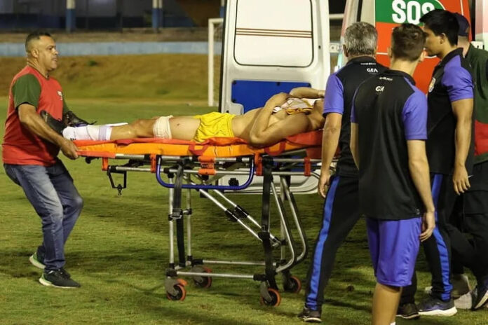 VÍDEO: Em Goiás, PM dispara tiro de borracha contra goleiro durante jogo de futebol