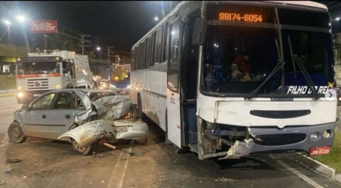 Ônibus com integrantes de quadrilha junina colide com carro em avenida de Manaus