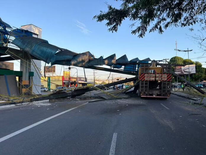 Trânsito é liberado na Av. Torquato Tapajós, após acidente com passarela