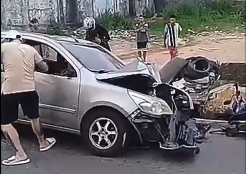 VÍDEO: Carro bate em motociclista na Av. Silves e populares destroem veículo a pedradas