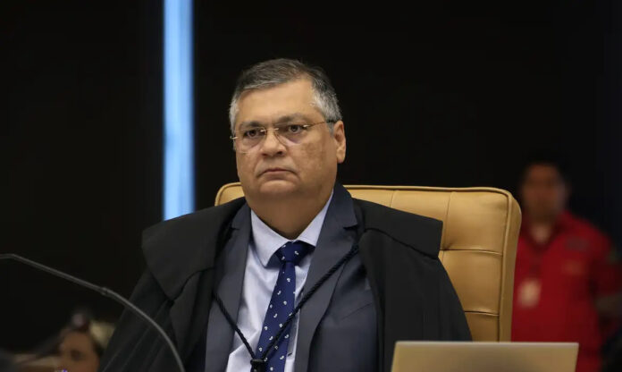 Dino manda Governo Federal mobilizar PF, PRF e Forças Armadas para combater incêndios