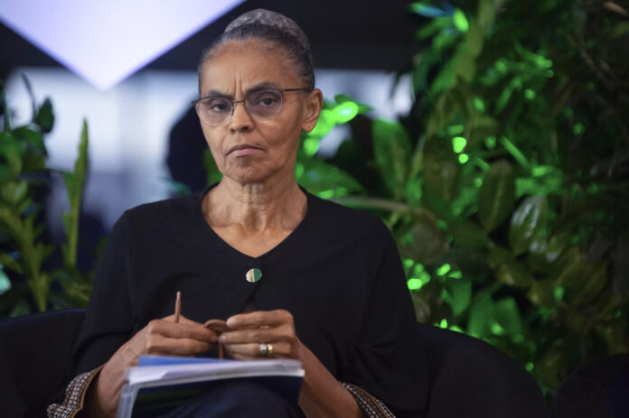 Comissões da Câmara e Senado aprovam convite para Marina Silva explicar incêndios no país