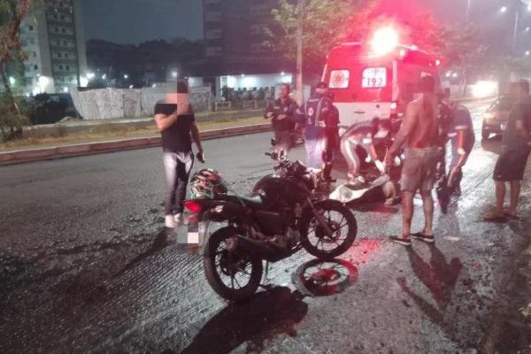 Na madrugada deste domingo (11), um motorista de aplicativo que não teve o nome divulgado e que conduzia uma motocicleta morreu.