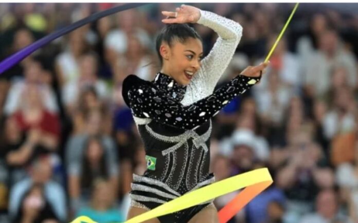 A ginasta Bárbara Domingos garantiu a vaga na final individual da ginástica rítmica em Paris 2024, nesta quinta-feira (8)