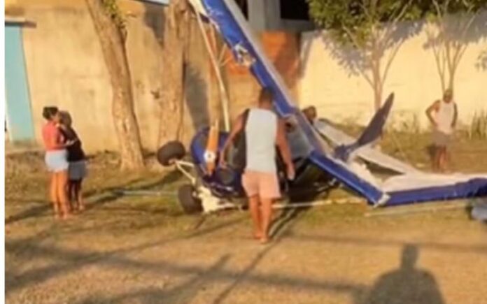 Na tarde desta sexta-feira (16/08), um avião de pequeno porte fez um pouso forçado em um campo em Nova Iguaçu, na Baixada Fluminense