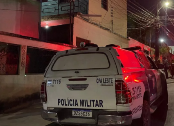 Dupla é presa vendendo drogas no meio da rua no bairro Redenção