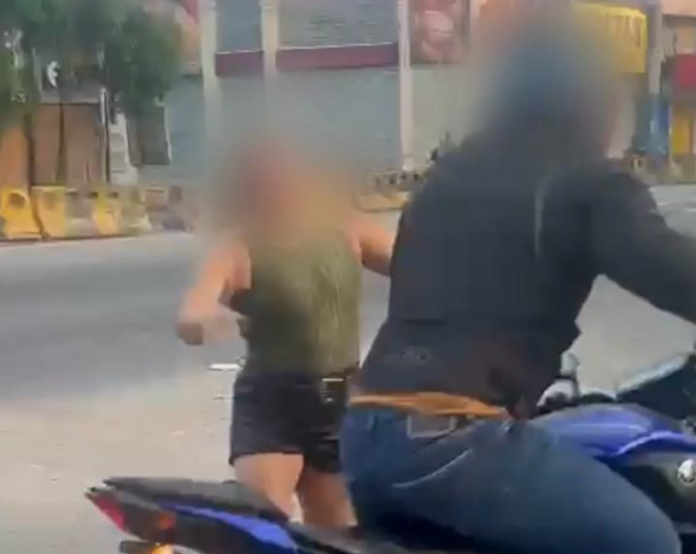 Mulher leva soco de motoqueiro durante briga de trânsito em Manaus