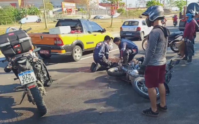 Motociclista de app e passageira são arremessados ao deslizarem em pista na Av. das Torres