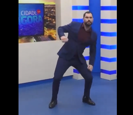 VÍDEO: Apresentador da TV Record abre jornal fazendo dancinha viral do filme 