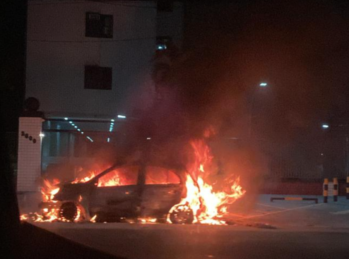 Motorista quase é queimado vivo após carro pegar fogo na Av. Efigênio Salles