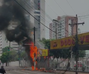 Trecho da Av. Mário Ypiranga é interditado após incêndio em poste