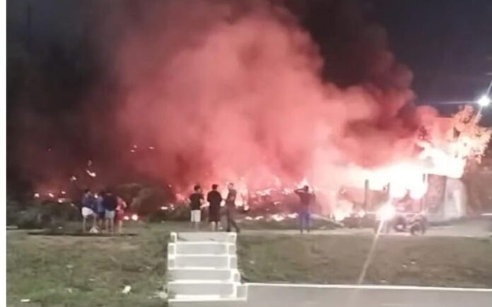 Mais um incêndio criminoso foi registrado na noite desta quinta-feira (22/08), em menos de 20 minutos do que aconteceu no Parque Municipal