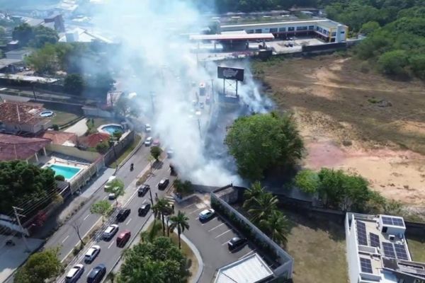 Na tarde desta sexta-feira (30), uma área de vegetação foi atingida por um incêndio na Avenida Efigênio Salles, na zona Centro-Sul