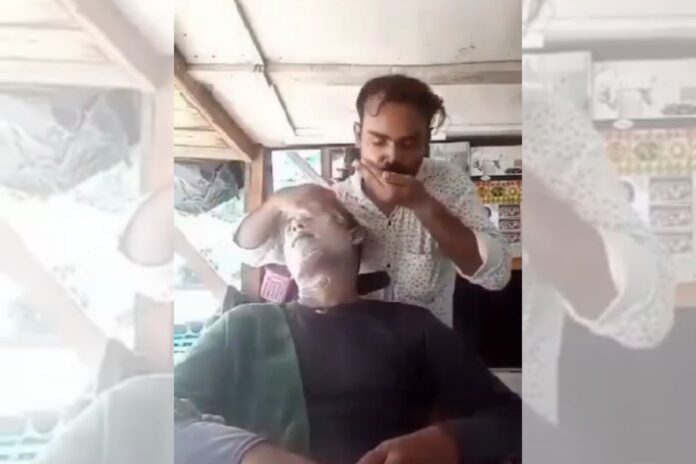 VÍDEO: Na Índia, barbeiro é filmado usando cuspe para massagear cliente e acaba tendo salão demolido