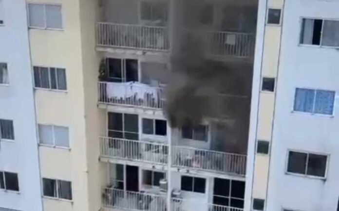 Na tarde desta segunda-feira (19/08), um incêndio de grandes proporções atingiu um apartamento do prédio residencial Live Castanheiras