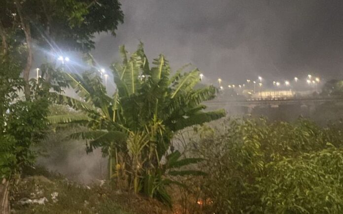 Um incêndio atingiu uma área de vegetação na noite desta terça-feira (27/08) na Avenida São João, no bairro de Santa Luzia, zona Sul da capital amazonense.