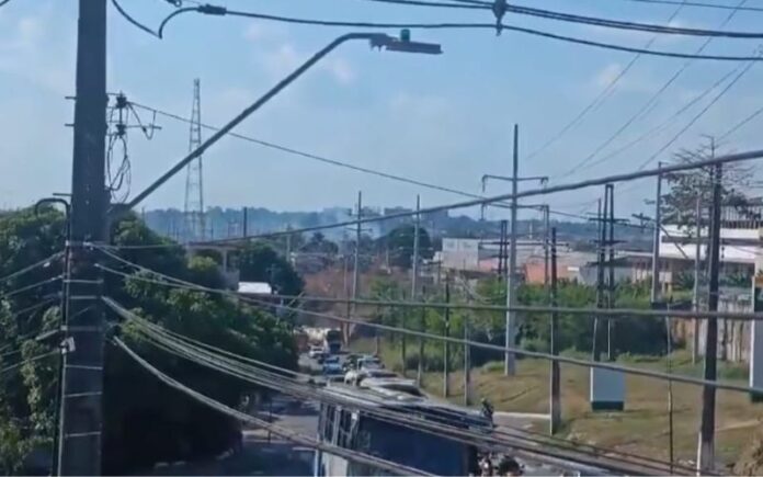 Na tarde desta quinta-feira (22/08), uma área de mata que fica próximo a uma subestação de energia pegou fogo na Avenida Governador José