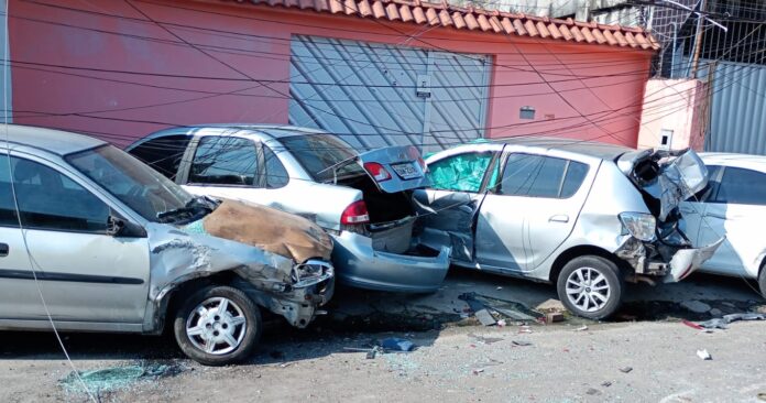 Ônibus desgovernado bate em quatro carros e derruba poste em Manaus