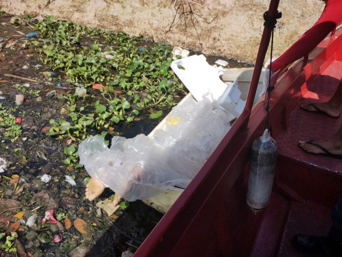 Corpo é encontrado dentro de geladeira boiando no rio Bariri, em Manaus