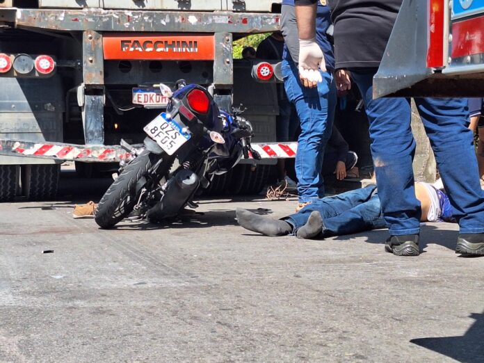 Mototaxista morre ao bater em carreta estacionada no Distrito Industrial, em Manaus