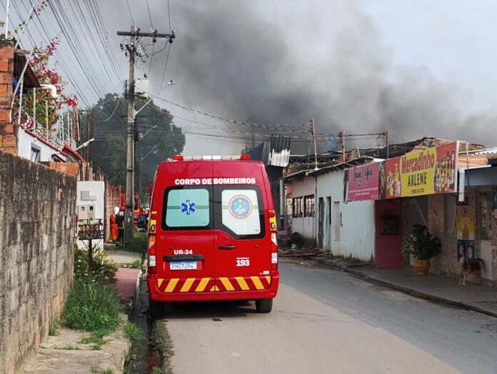 Na manhã desta quarta-feira (14/08), uma fábrica de salgadinhos que fica localizada na rua Santa Catarina, no bairro Colônia Terra Nova