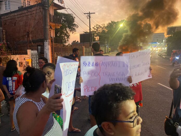 Moradores do Beco Ayrão, do bairro Praça 14 de Janeiro, realizaram uma manifestação no final da tarde desta sexta-feira (23)