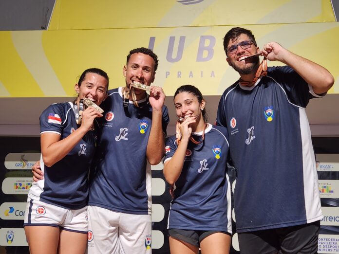 As areias da praia de Botafogo, no Rio de Janeiro, ferveram nesta sexta-feira (23/08), com a conquista inédita das duplas mistas de beach