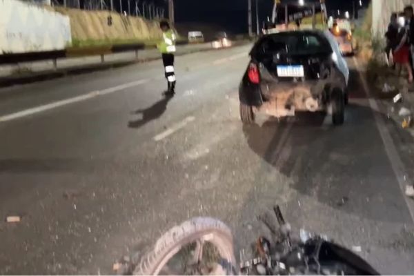 Na noite desta quinta-feira (15/08), um casal que não teve a identidade divulgada ficou ferido ao colidir a motocicleta em que estavam com um carro.