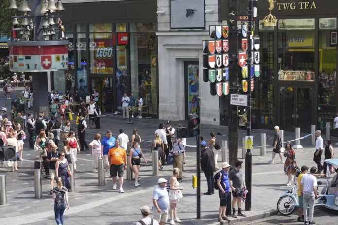 Homem esfaqueia mulher e criança em ponto turístico de Londres