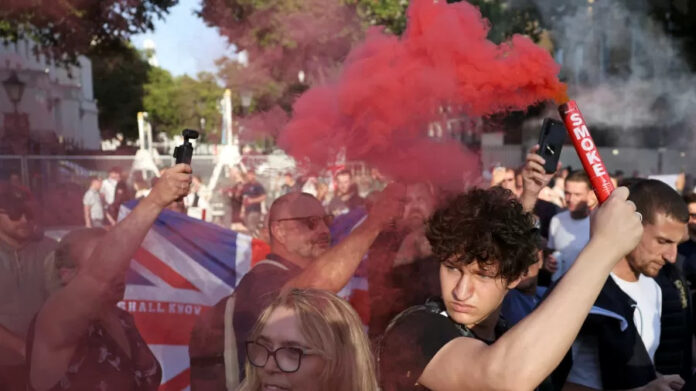 Inglaterra enfrenta onda de protestos após mortes de crianças em aula de dança temática de Taylor Swift