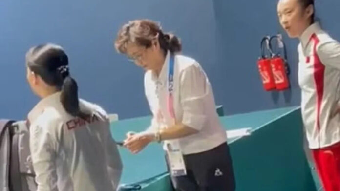 VÍDEO: Jurada chinesa que deu nota baixa a Rebeca Andrade é vista tirando foto de medalha nos bastidores