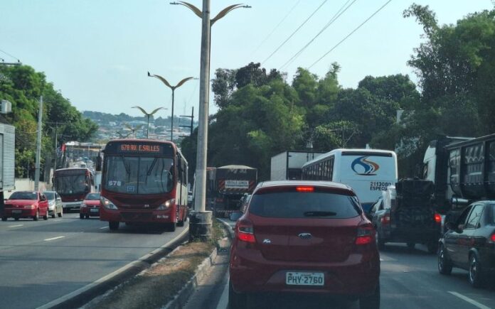 Na tarde desta sexta-feira (9), um acidente entre um carro de passeio e uma carreta na Alameda Cosme Ferreira, deixou uma fila intensa