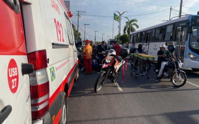 Uma idosa identificada como Maria Célia, de 62 anos, foi atropelada enquanto tentava atravessar a avenida Max Teixeira