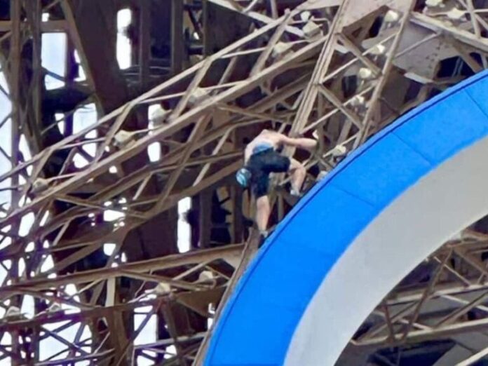 A justiça francesa determinou que o torcedor flagrado escalando a Torre Eiffel sem camisa enquanto Paris sediava os jogos olímpicos