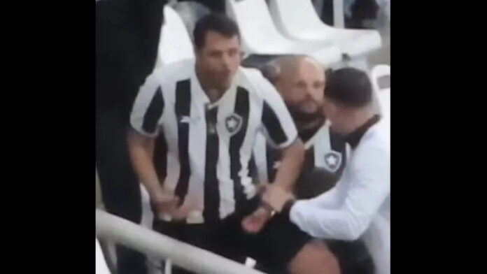 VÍDEO: Torcedores do Botafogo são filmados fazendo gestos racistas em jogo contra o Palmeiras