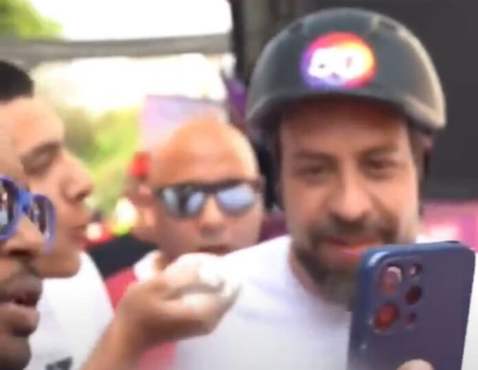 VÍDEO: Candidato do PL sopra farinha em Boulos durante evento e é criticado nas redes