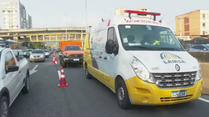 Homem cai de viaduto e é atropelado por três carros no Rio de Janeiro