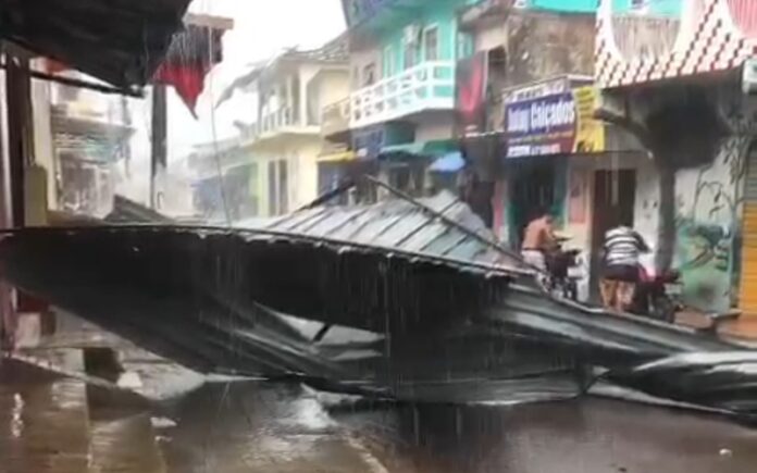 A forte chuva que atingiu o Amazonas nesta terça-feira (24/09), deixou casas e prédios destelhados, além de parte da fiação elétrica ter sido danificada