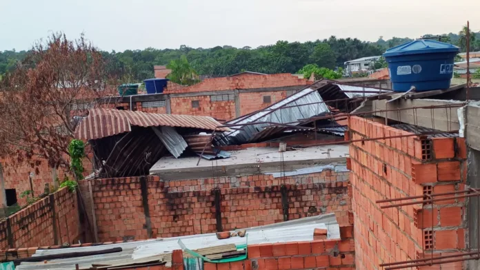 A forte chuva que atingiu vários bairros na tarde desta quinta-feira (26/09) acabou arrancando o telhado de uma vila