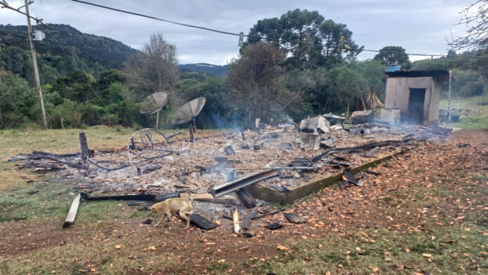 Casa pega fogo e deixa dois mortos em área rural na Serra de SC