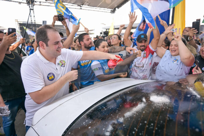 Eleições 2024: Roberto Cidade faz campanha dinâmica e com críticas a David Almeida e Amom Mandel