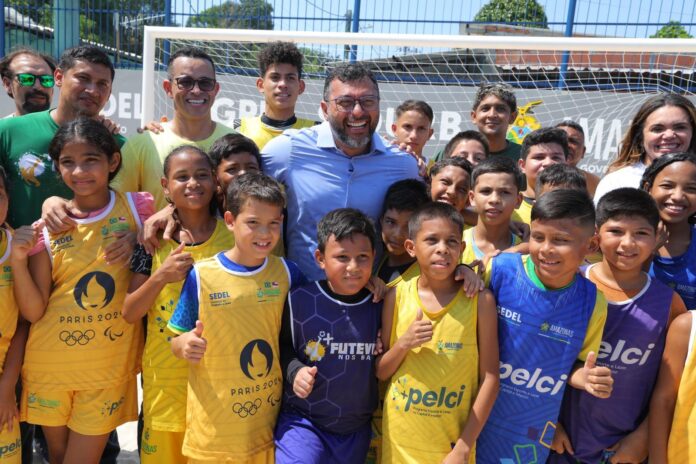 Wilson Lima entrega quadra revitalizada em comunidade na Zona Norte de Manaus