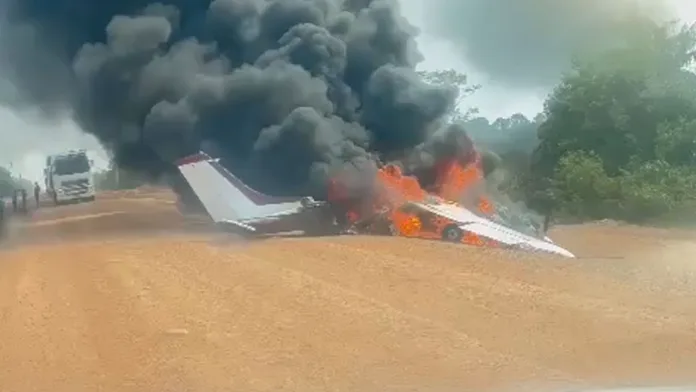 VÍDEO: Avião de pequeno porte pega fogo na BR-319; FAB diz que aeronave foi interceptada