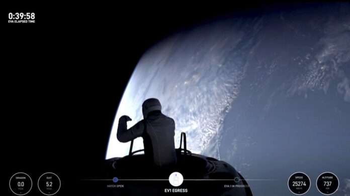 VÍDEO: Em missão da SpaceX, bilionário se torna 1º civil a caminhar no espaço