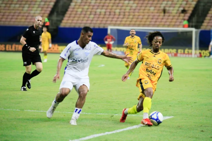 Ênio, do Amazonas FC, lance do primeiro tempo (Foto: Josemar Antunes)