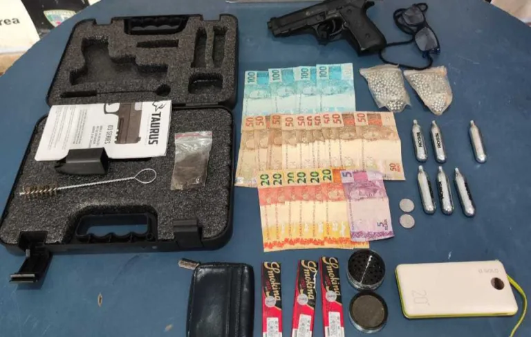 Idoso é preso com arma falsa após ameaçar matar crianças em escola no município de Lábrea, no AM Idoso é preso com arma falsa após ameaçar matar crianças em escola no município de Lábrea, no AM