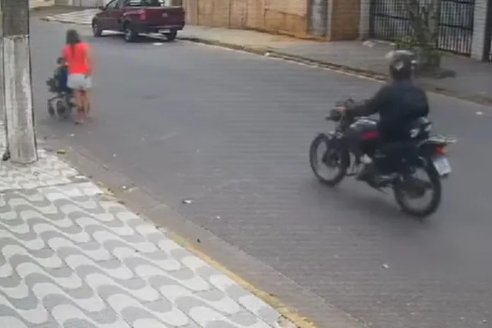 VÍDEO: Mulher tem celular roubado durante passeio com a filha cadeirante, no litoral de SP