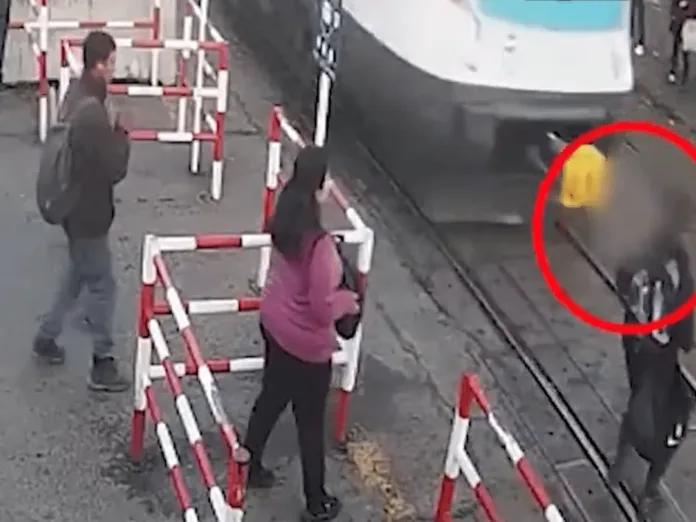 VÍDEO: Homem distraído com celular escapa por pouco de ser atropelado por trem, na Argentina